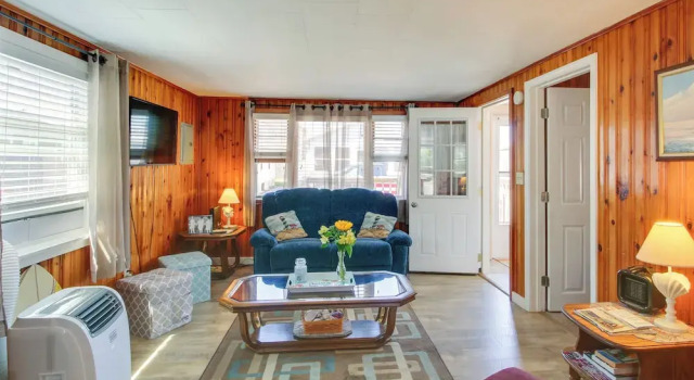 Коттедж Cozy Hampton Cottage - Walk to Beaches & Marina!