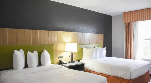 Шестиместный номер Standard Country Inn & Suites by Radisson, Bloomington-Normal West, IL