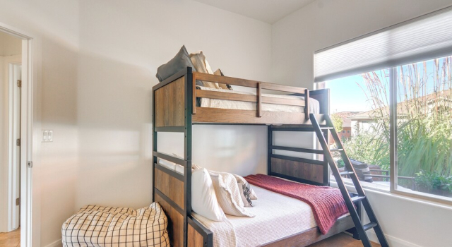 Zion Area Home w/ Scenic Views & Private Hot Tub!, Book Feriehus Sommerhuse i Kane County, Hytte