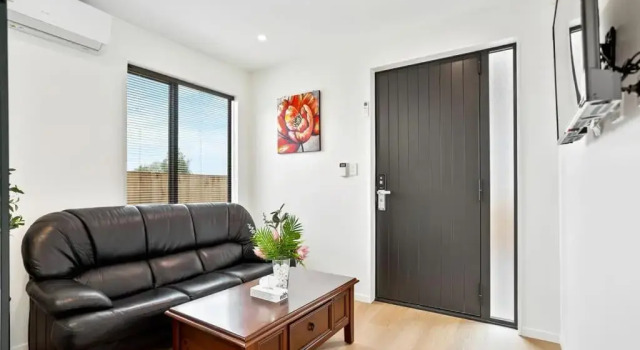 Gorgeous Three Bedroom Home with Free Parking