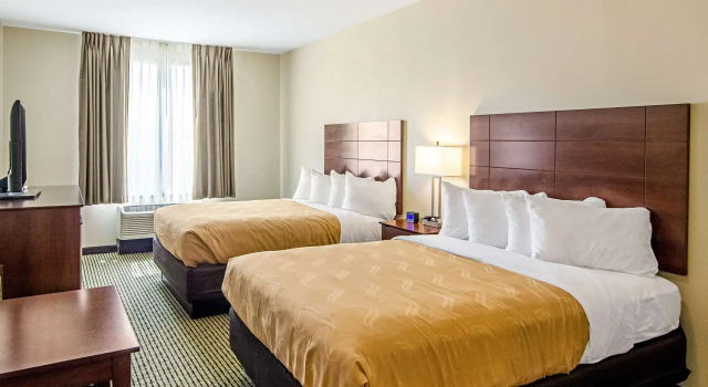 Четырёхместный номер Standard Quality Inn & Suites Near Tanger Outlet Mall