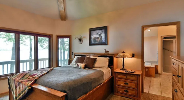 Коттедж Cheif Lake Lodge 4 Bedroom Home by RedAwning
