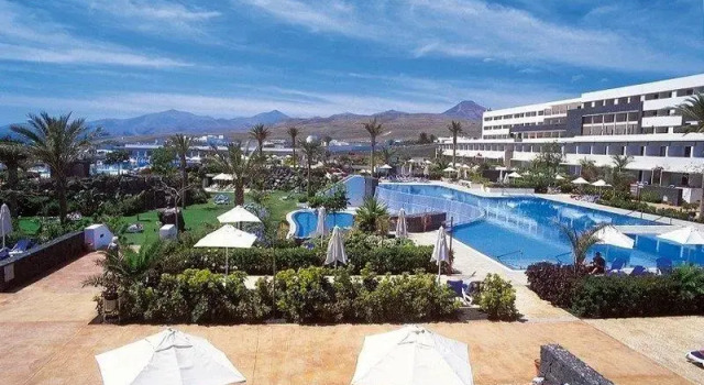 Кровать в общем номере с видом на сад Hotel Costa Calero Thalasso & Spa