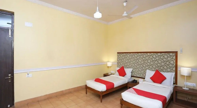 OYO 26221 Nihar, Book Hotel Hoteller i Bhagalpur med parkering, Parkering