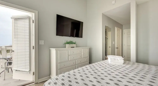 Walk to Beach: Sunny Seaside Condo w/ View!, Забронировать Апартаменты/квартира Отели Норт-Миртл-Бич с парковкой, рядом с Парк развлечений OD Pavilion, Парковка