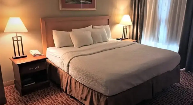 Двухместный люкс Host Inn an All Suites Hotel