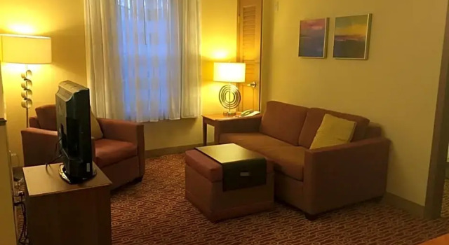 Четырёхместный люкс с 2 комнатами MainStay Suites Sterling near Dulles Town Center