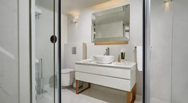 Люкс Signature (Acropolis View) с балконом MiraMe Athens Boutique Hotel
