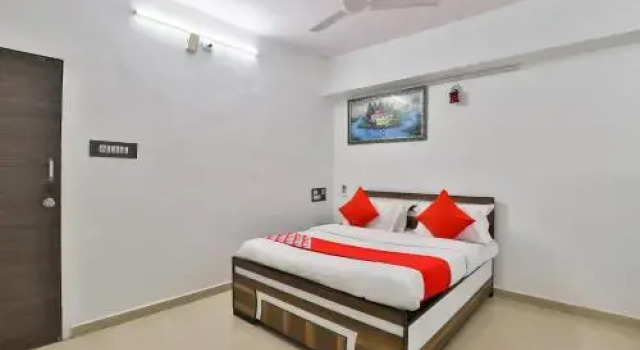 Oyo 25054 Hotel Day Night Stay, Boek Hotel Palsana Gujarat