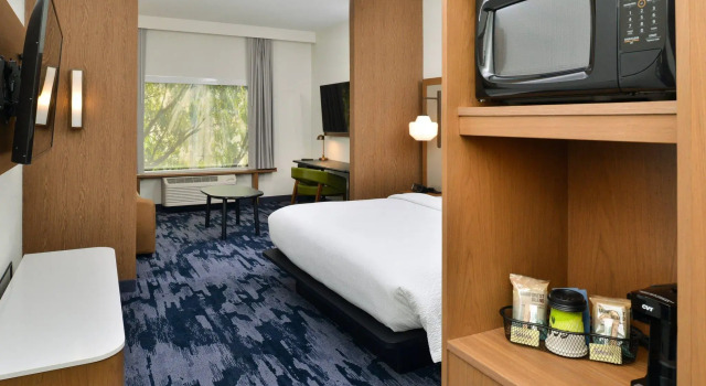 Двухместный люкс Fairfield Inn & Suites by Marriott Charlotte University Research Park