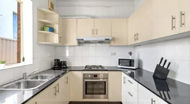 Comfy Private Rooms – Steps from Shops & Dining