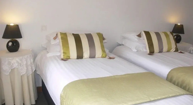 Le Jardin B&B, Book Hotel Hotels in Manche with Parking, Parking