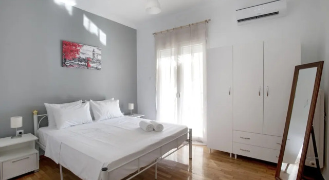 Kolonos - A Renovated Apartment