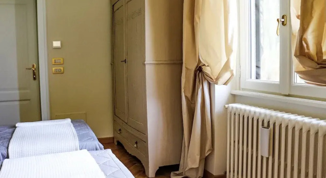 Villa Chiara B&B, Boek Bed and Breakfast Hotels in Biandronno met parkeren, Parkeren