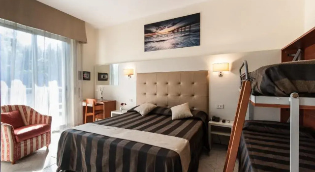 Трёхместный номер Standard с балконом Hotel King