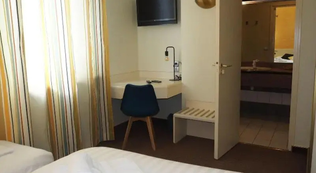 Трёхместный номер Standard Logis Hôtels - Hôtel et Restaurant Le Lion dOr