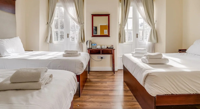 Четырёхместный номер Deluxe с балконом Belmont Hotel