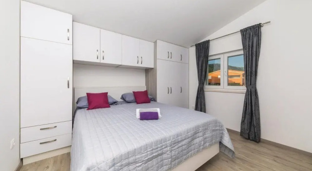 Beautiful Apartment in Kastel Stari With 4 Bedrooms, Wifi and Outdoor Swimming Pool, Buchen Sie Ferienwohnung Hotels in Gespanschaft Split-Dalmatien mit Pool, Schwimmbad