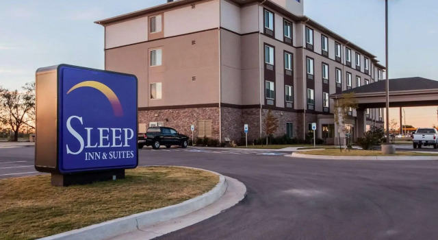 Кровать в общем номере Sleep Inn & Suites Elk City Route 66