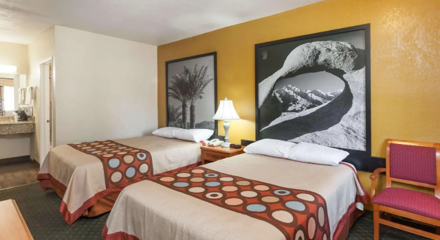 Четырёхместный номер Standard Super 8 by Wyndham Bakersfield South CA