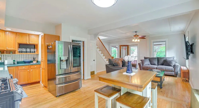 Saratoga Springs Home w/ Hot Tub: Walk to Downtown, Забронировать Дом для отпуска Саратога-Спрингс штат Нью-Йорк, рядом с Saratoga Springs Visitor's Center