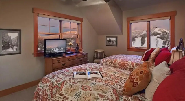 Peaks Grande Chalet 8 BedroomHoliday home By Moving Mountains