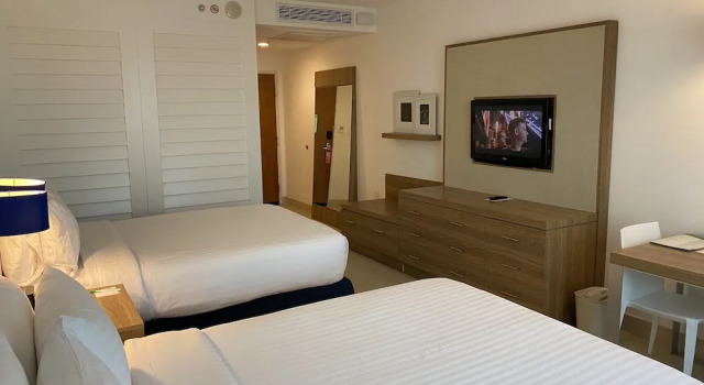 Четырёхместный номер Standard с балконом Holiday Inn Acapulco La Isla by IHG