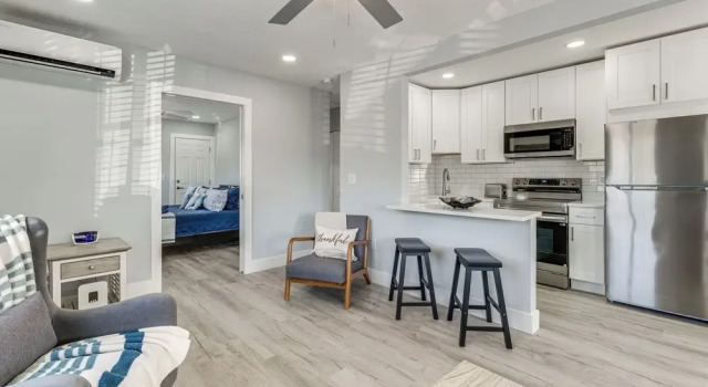 Walk to Gulf: Madeira Beach Condo w/ Patio, Забронировать Апартаменты/квартира Апартаменты Мадейра-Бич, рядом с The Church by the Sea, Апартаменты/квартира