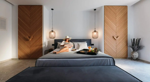Кровать в общем номере Milestones Naxos Hotel