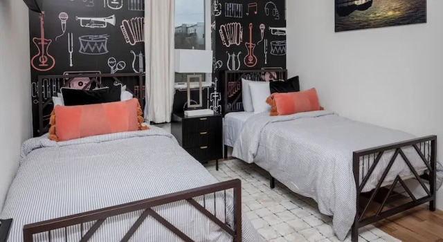 Коттедж Luxury Large Groups - Rooftop Pools - Sleeps 24