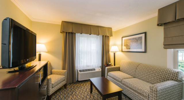 Holiday Inn Express and Suites Merrimack, Rezerwuj Hotel Hotele w New England z basenem, Basen