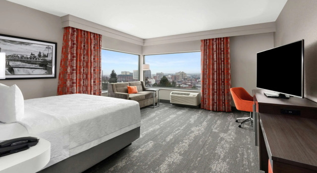 Hampton Inn & Suites Spokane Downtown-South, Забронировать Отель Отели Спокан с завтраком, рядом с Собор Богоматери Лурдской, Завтраки