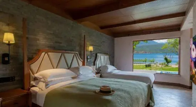 Семейный люкс с видом на озеро The Cheshire Resorts
