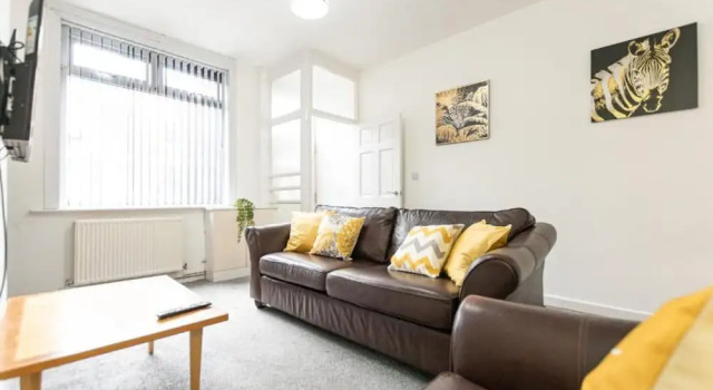Comfortable 2BR House in Bolton Sleeps 4