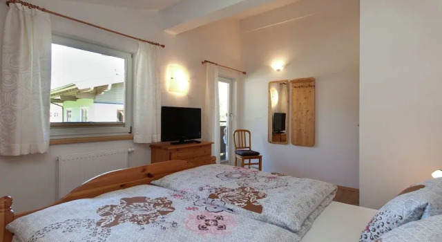 Lovely Chalet near Forest in Bramberg am Wildkogel, Rezerwuj Chalet Hotele w Salzburg z parkingiem, Parking