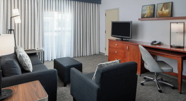 Четырёхместный люкс с балконом Courtyard by Marriott Dulles Airport Herndon/Reston