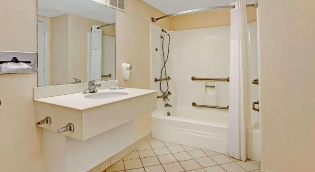 Номер Travelodge by Wyndham North Richland Hills/Dallas/Ft Worth