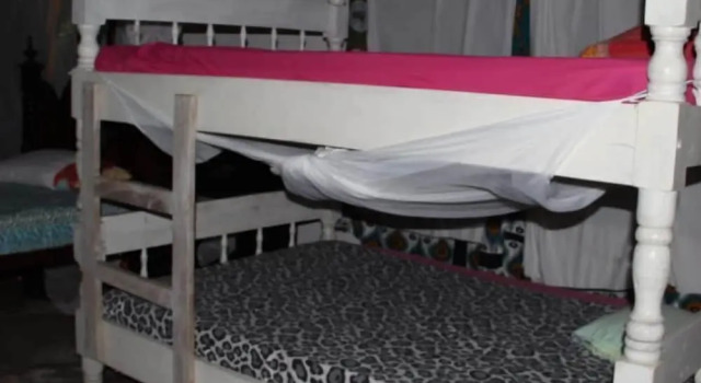 Кровать в общем номере Travellers Paradise Diani - Hostel