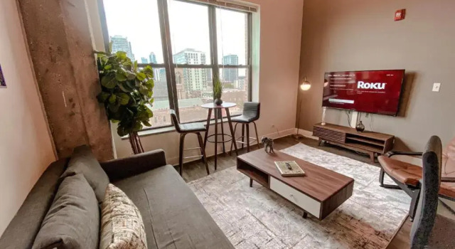 Апартаменты McCormick Place modern loft with an amazing city skyline view and optional parking for 6 guests