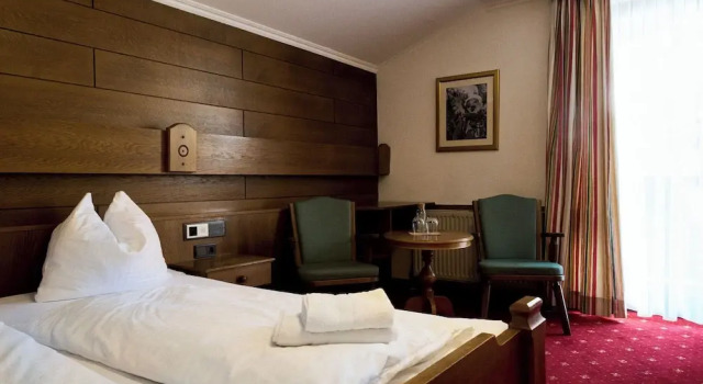 Двухместный номер Economy с балконом и с видом на внутренний двор Hotel Martini Kaprun including free parking and Zell am See-Kaprun summer card