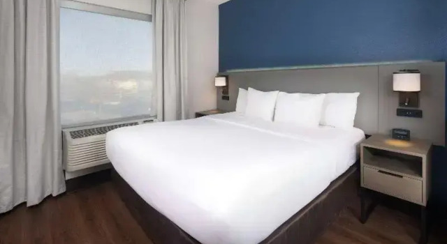 Четырёхместный люкс Comfort Suites Outlet Center