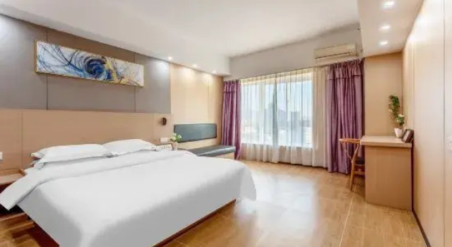 Трёхместный люкс с балконом и с красивым видом из окна Triumph International Hotel