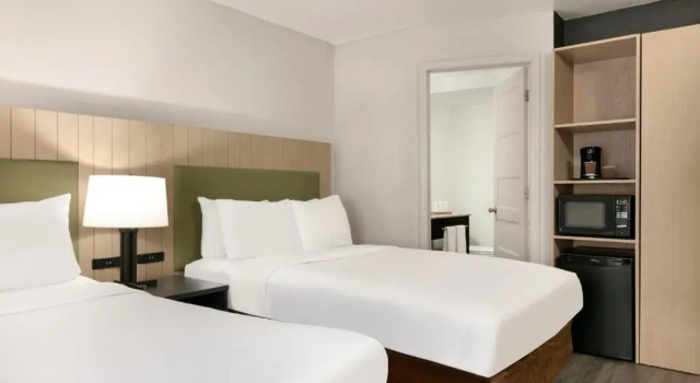 Четырёхместный номер Standard Country Inn & Suites by Radisson, Roanoke Rapids, NC