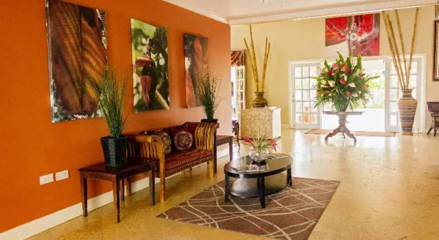 Четырёхместный номер Deluxe с балконом и с видом на бассейн Bay Gardens Beach Resort and Spa