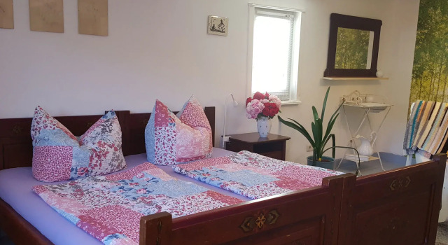Charming holiday home with natural garden in Kaltennordheim-Thuringia, Book Vacation Home Cottages in Kaltennordheim, Cottage