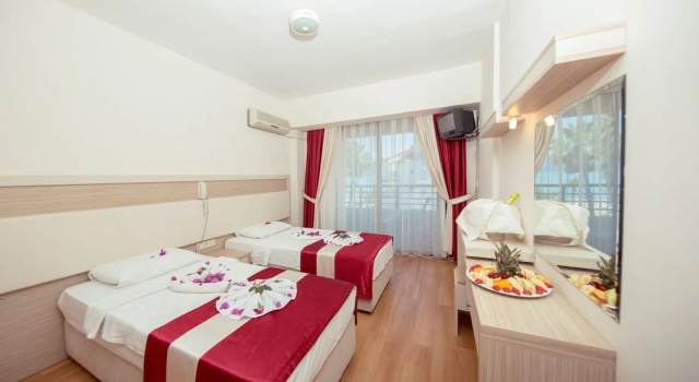 Трёхместный номер Standard с балконом и с видом на горы HOTEL PORTOFİNO Marmaris