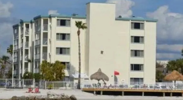 Кровать в общем номере Gulfview Hotel - On the Beach