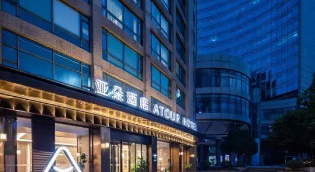 Chongqing West Station Longhu Yunling Tianjie Atour Hotel