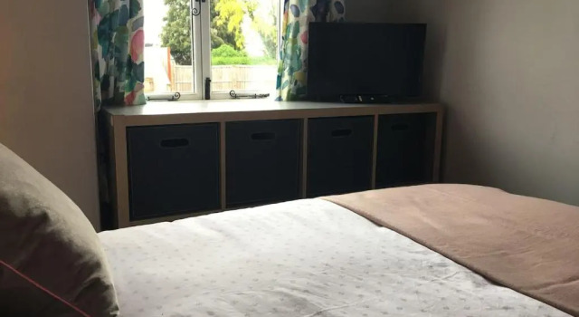 Коттедж 2 bedroom Stamford home with parking