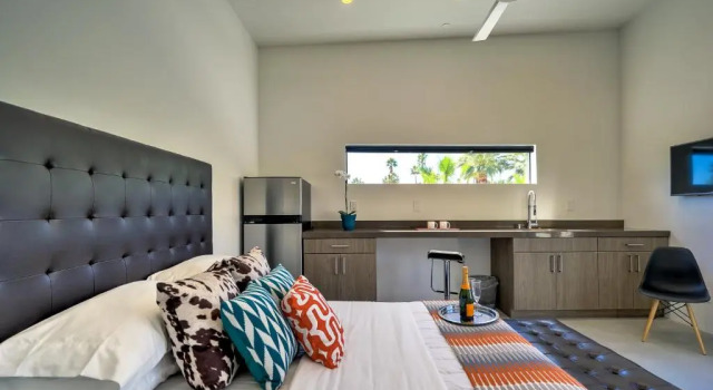 Best in Palm Springs • Featured in Dwell • 5 Bedrooms & All En Suite Baths, Забронировать Отель Отели Палм-Спрингса с парковкой, рядом с Palm Springs Mall Shopping Center, Парковка